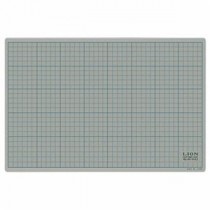 (まとめ) ライオン事務器 カッティングマット 再生PVC製 両面使用 450×300×3mm 灰/黒 CM-4512 1枚 【×2セット】