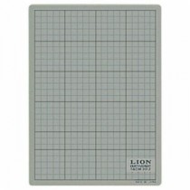 (まとめ) ライオン事務器 カッティングマット 再生PVC製 両面使用 300×220×3mm 灰/黒 CM-3012 1枚 【×4セット】