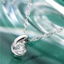 18金ホワイトゴールド（K18WG） ダイヤムーンペンダント