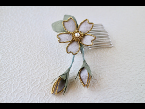 桜の髪飾り・結城紬葉っぱ付 グレー